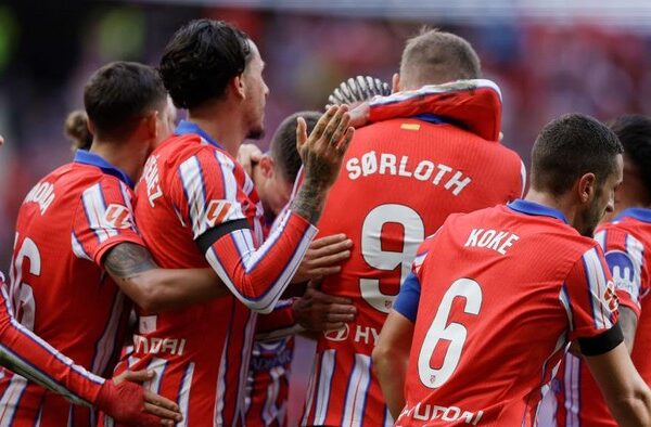 MADRID, SPAIN - NOVEMBER 3: Alexander Sorloth of Atletico Madrid celebrates the second goal 2-0 with Jose Maria Gimenez of Atletico Madrid , Nahuel Molina of Atletico Madrid , Koke of Atletico Madrid during the LaLiga EA Sports match between Atletico Madrid v Las Palmas at the Estadio Civitas Metropolitano on November 3, 2024 in Madrid Spain (Photo by Maria Gracia Jimenez/Soccrates/Getty Images)