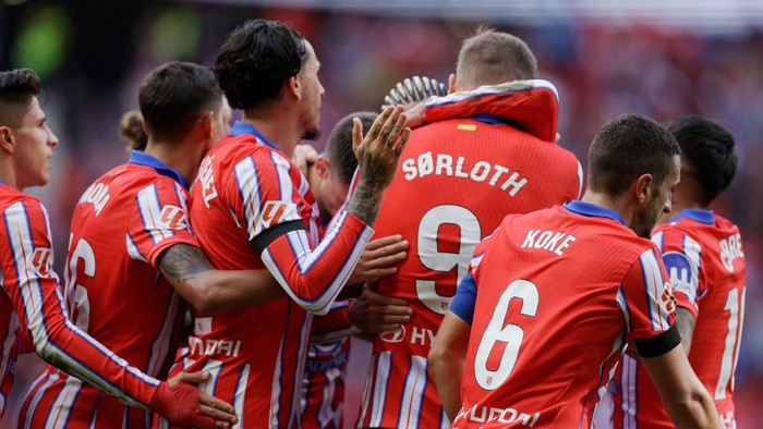 MADRID, SPAIN - NOVEMBER 3: Alexander Sorloth of Atletico Madrid celebrates the second goal 2-0 with Jose Maria Gimenez of Atletico Madrid , Nahuel Molina of Atletico Madrid , Koke of Atletico Madrid during the LaLiga EA Sports match between Atletico Madrid v Las Palmas at the Estadio Civitas Metropolitano on November 3, 2024 in Madrid Spain (Photo by Maria Gracia Jimenez/Soccrates/Getty Images)